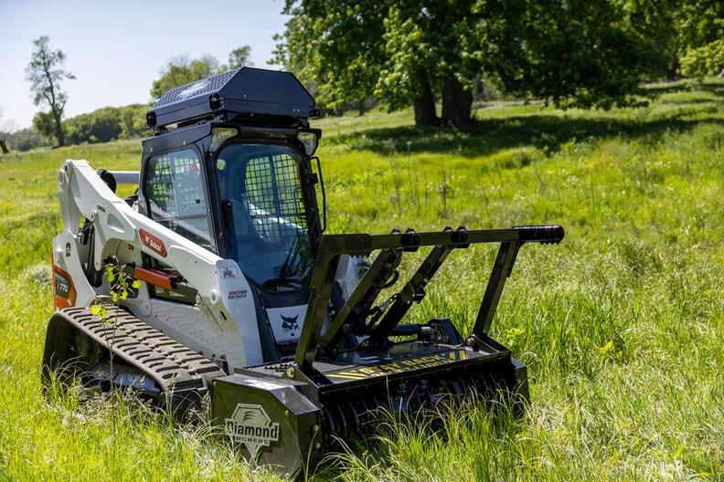 جرافة Bobcat T77 مزودة بملحق جزازة. المصدر: موقع Construction Equipment.