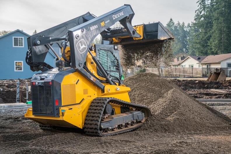 جرافة جون دير 333G في موقع بناء. المصدر: Pape Machinery.