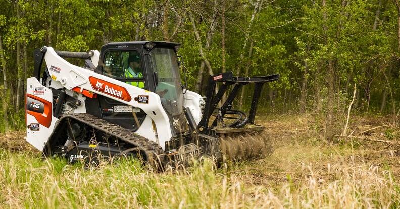 جرافة Bobcat T86 مزودة بملحق جزازة. المصدر: موقع Diamond Mowers.