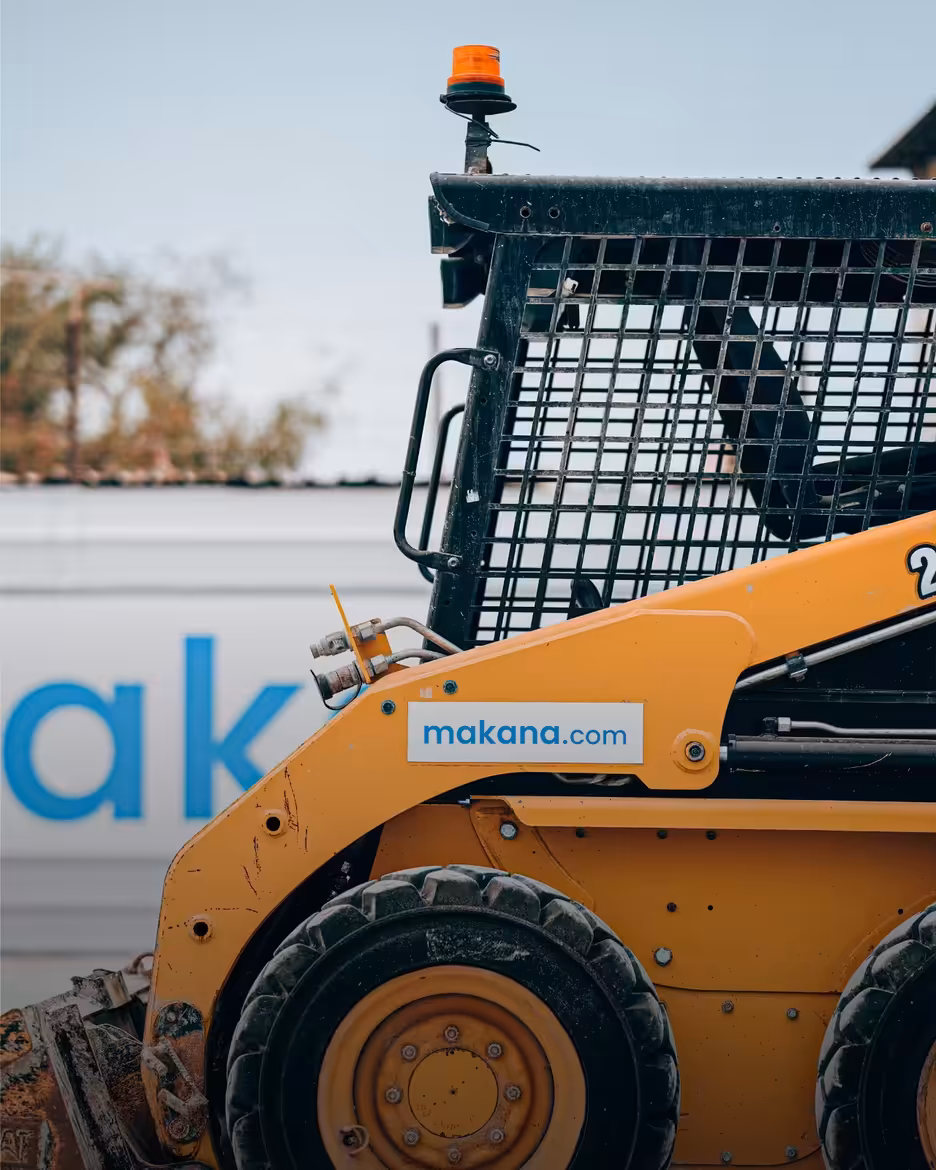 CAT Skid Steers. Dig & Lift.