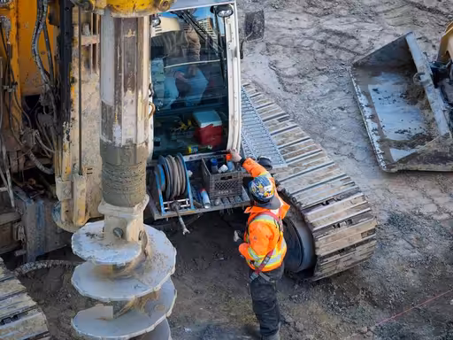 كيف تتحقق من عدد ساعات التشغيل الفعلية للآليات المستعملة؟